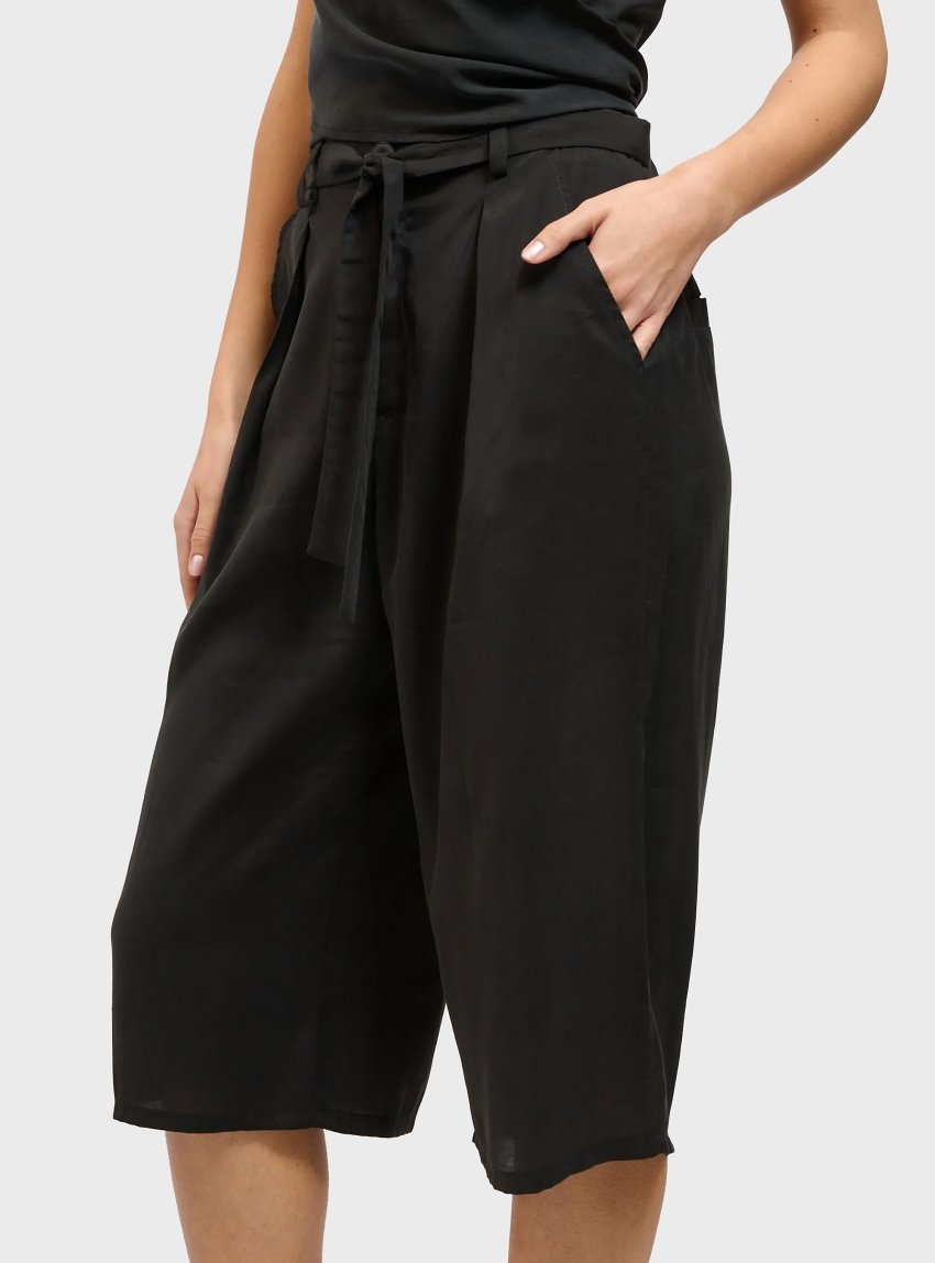 Collectiva Noir Tundra Bermuda - Black