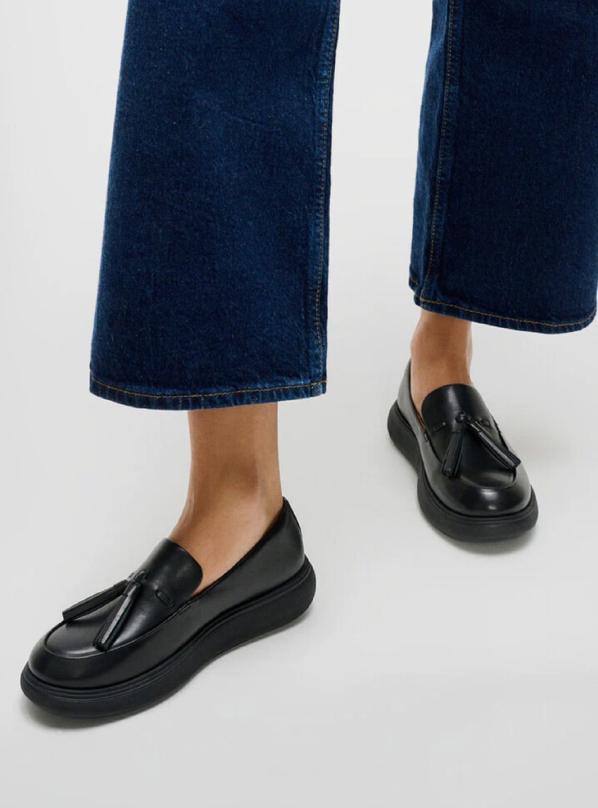 FIT FLOP iQ-COMFF Tassel Leather Short Loafers - Black