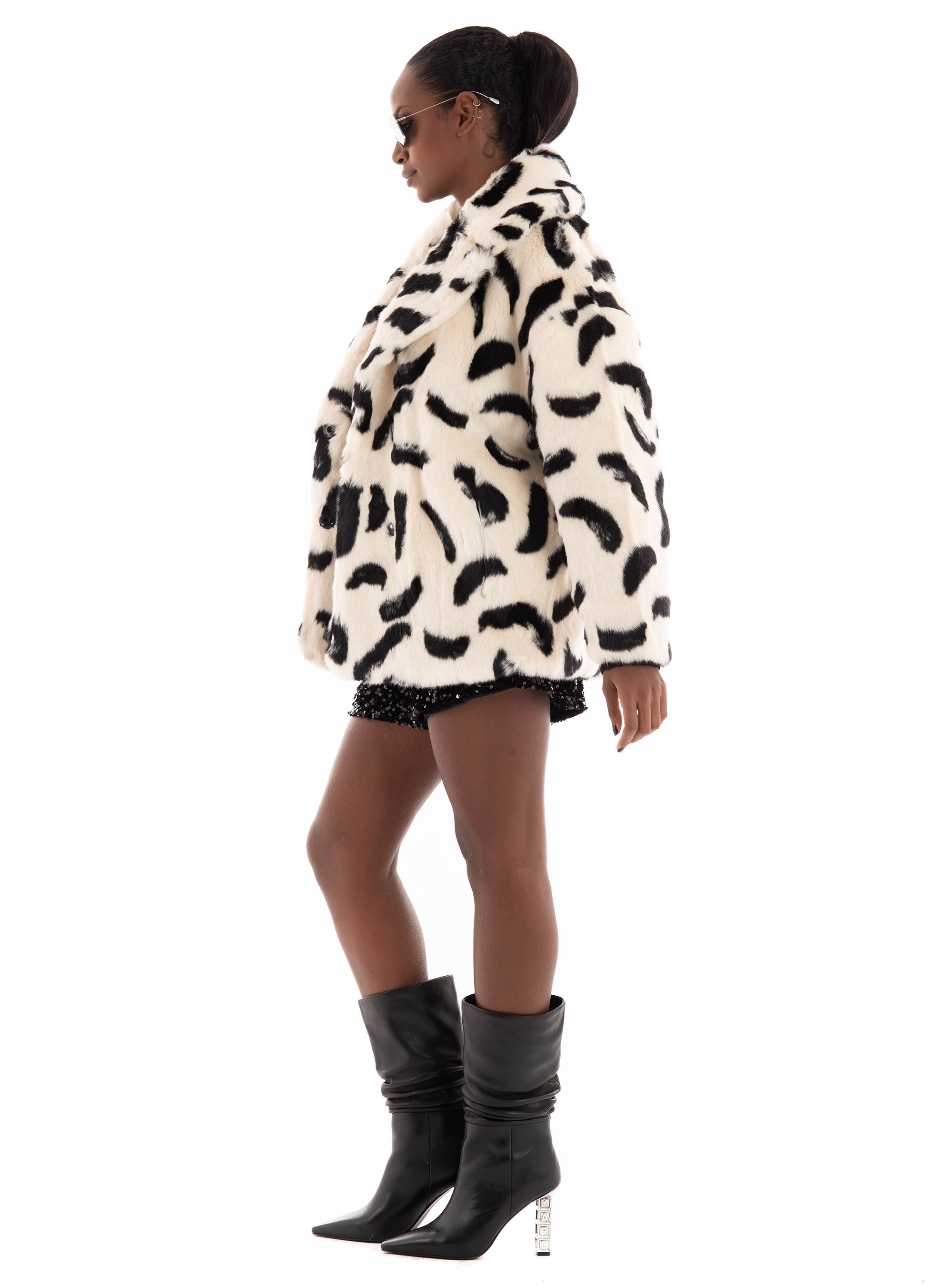 Jakke Rita Faux Fur Coat - Black & White
