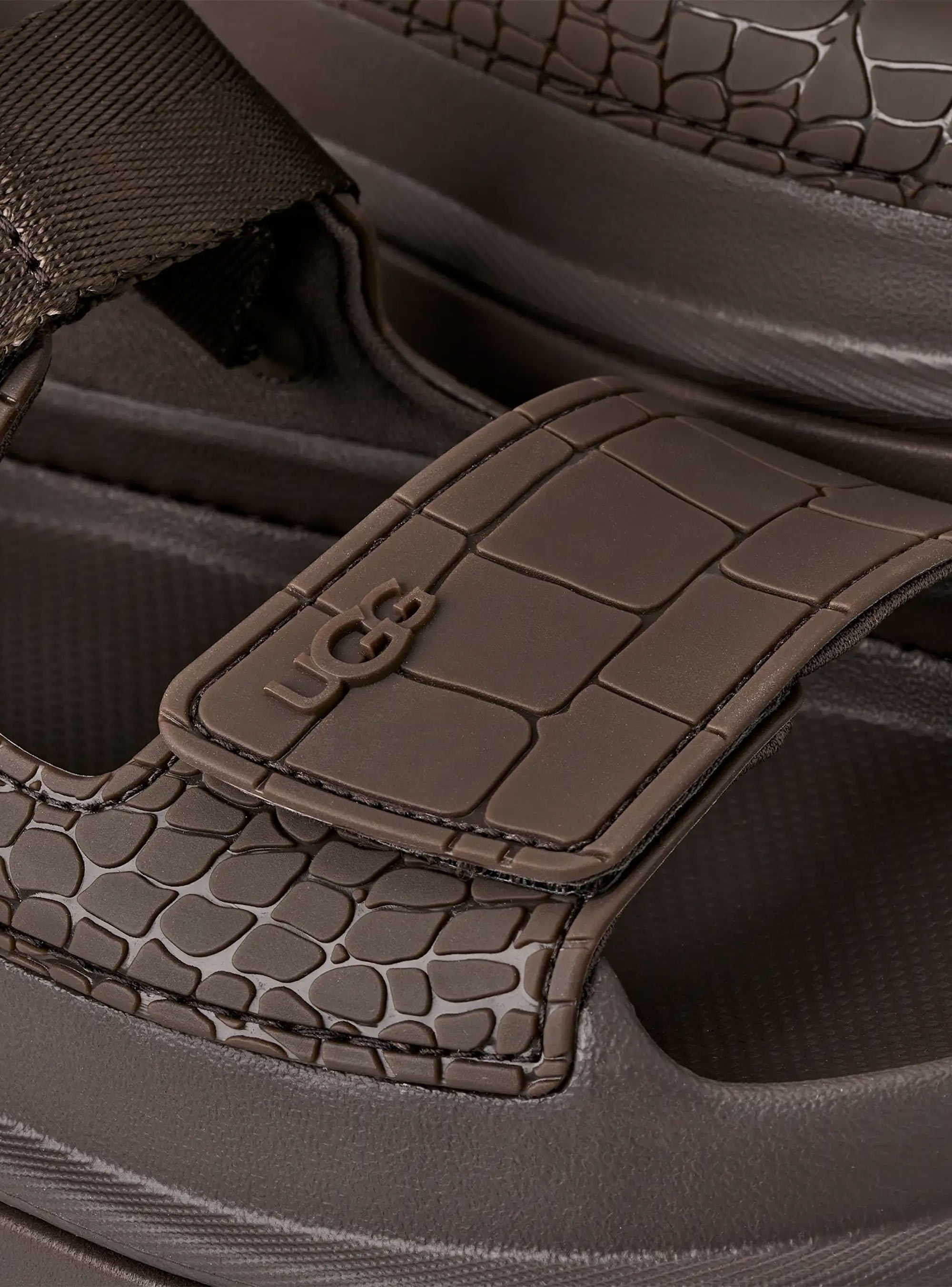 UGG GoldenGlow Embossed - Dark Brown